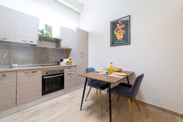 Fridge, oven, stovetop, coffee/tea maker