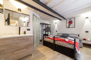 1 slaapkamer, een strijkplank/strijkijzer, wifi, beddengoed