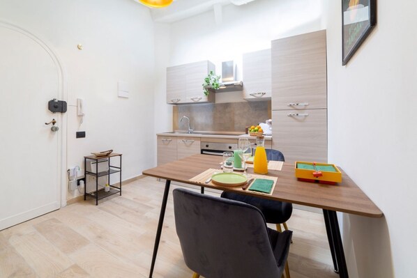 Fridge, oven, stovetop, coffee/tea maker