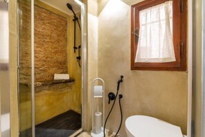 Ducha, secador de pelo y toallas