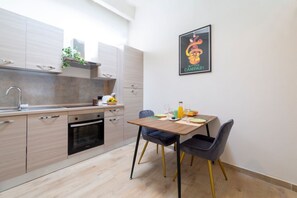 Fridge, oven, stovetop, coffee/tea maker