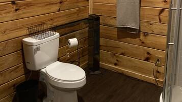 Een douche, een haardroger, handdoeken, zeep