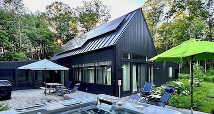 Hot Tub, Chic Sexy Style booking Summer 26!