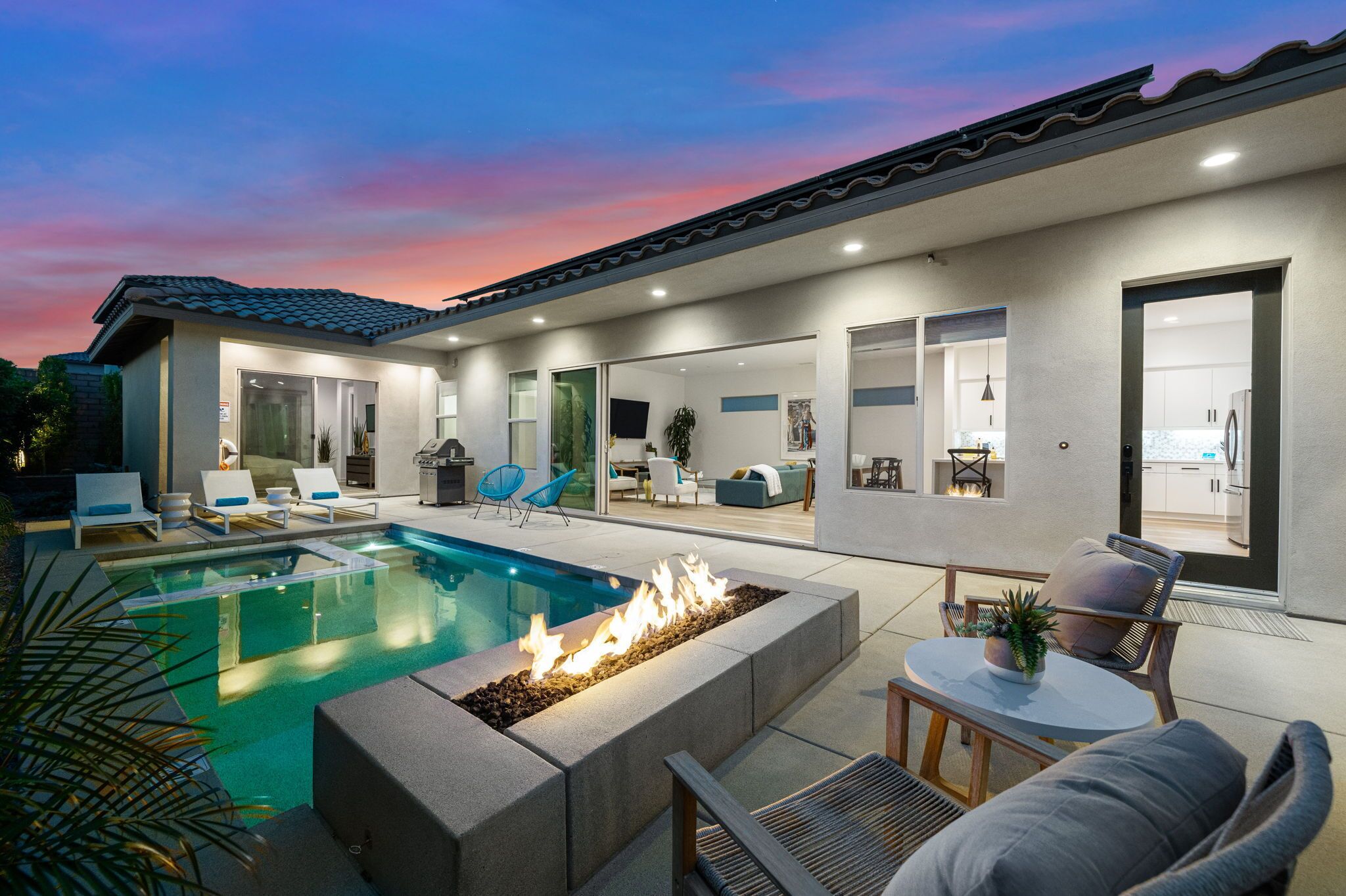 Utendørsbasseng og et oppvarmet basseng