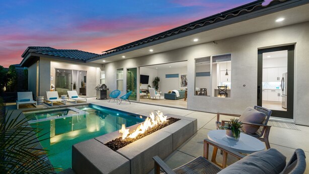 Uma casa moderna com piscina, área de estar externa e lareira.