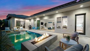 Een buitenzwembad, een verwarmd zwembad