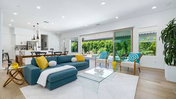 Een smart-tv, een open haard, een stereo en een computerscherm