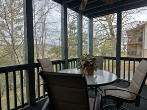 Outdoor dining - Indoor Pool~Hot Tub~Screened-In Deck~Dogs Ok (Branson)