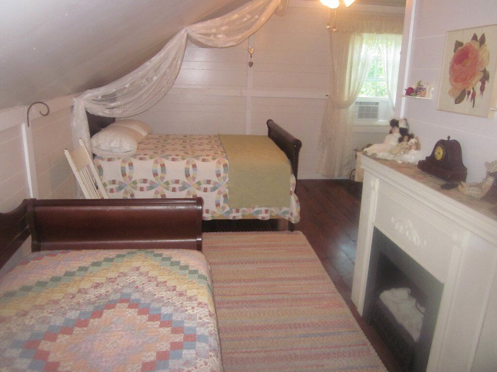 Private Victorian Cottage-themed room with shared baths /  kitchenette
