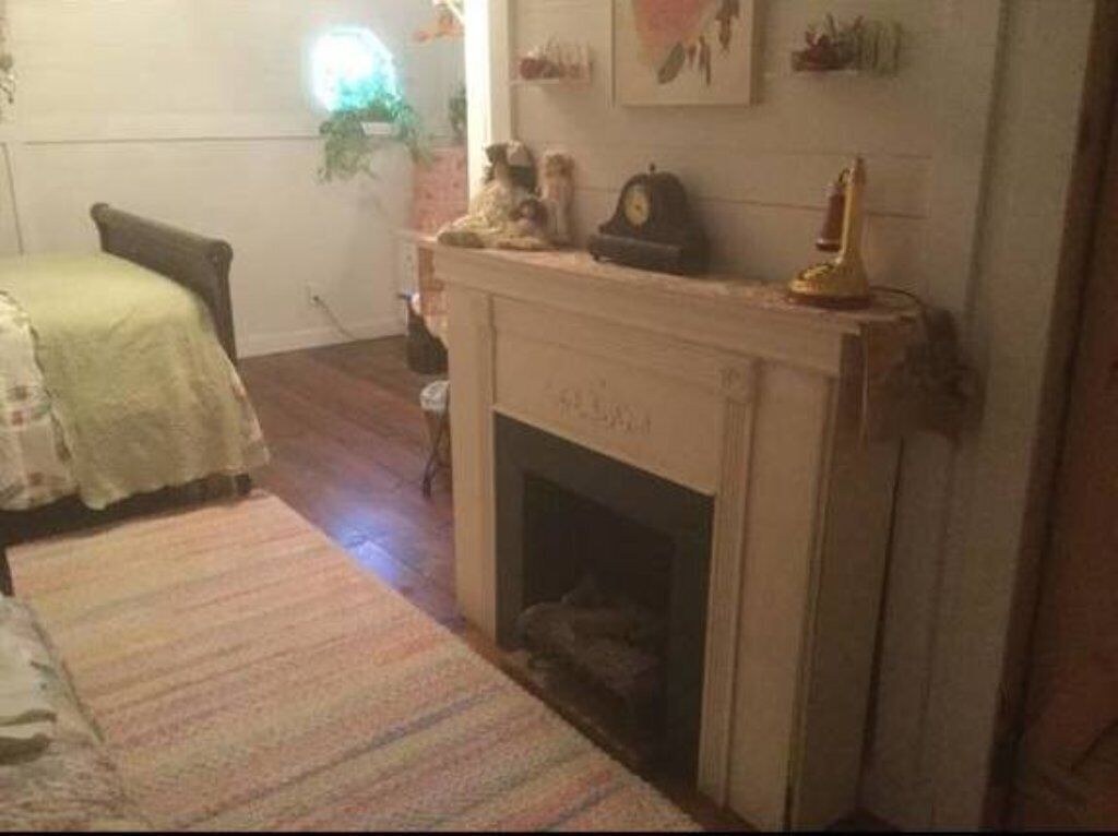 Private Victorian Cottage-themed room with shared baths /  kitchenette