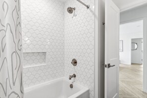 Ensemble douche/baignoire, serviettes fournies