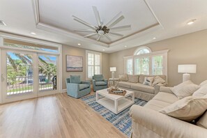 Télévision, table de tennis de table, livres