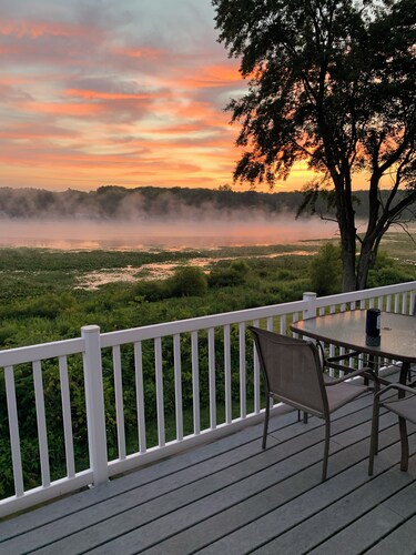Peaceful & Private Lakefront House on Shelp Lake, hot tub is open year round