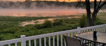 Peaceful & Private Lakefront House on Shelp Lake, hot tub is open year round