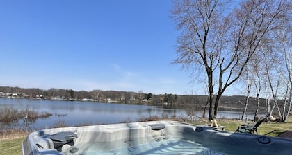 Peaceful & Private Lakefront House on Shelp Lake, hot tub is open year round