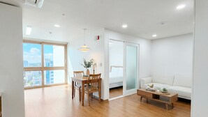 Un apartamento moderno con comedor, sala de estar y dormitorio.