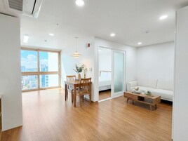 1 habitación, escritorio y espacio para trabajar con laptop 