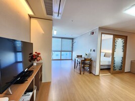 Deluxe Suite, 2 Twin Beds, Non Smoking | Living area