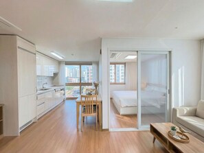 1 habitación, escritorio y espacio para trabajar con laptop 