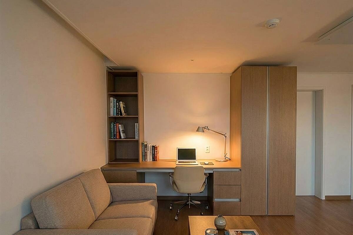 1 habitación, escritorio y espacio para trabajar con laptop