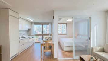 1 habitación, escritorio y espacio para trabajar con laptop