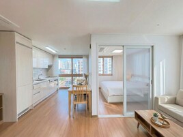 1 habitación, escritorio y espacio para trabajar con laptop 