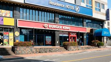 Un edificio con un letrero que dice 'Residence Hotel' y un letrero que dice 'Burger King'.