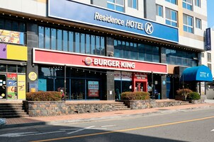 Un edificio con un letrero que dice 'Residence Hotel' y un letrero que dice 'Burger King'.