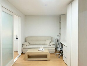 1 makuuhuone, työpöytä, kannettavalle tietokoneelle sopiva työtila