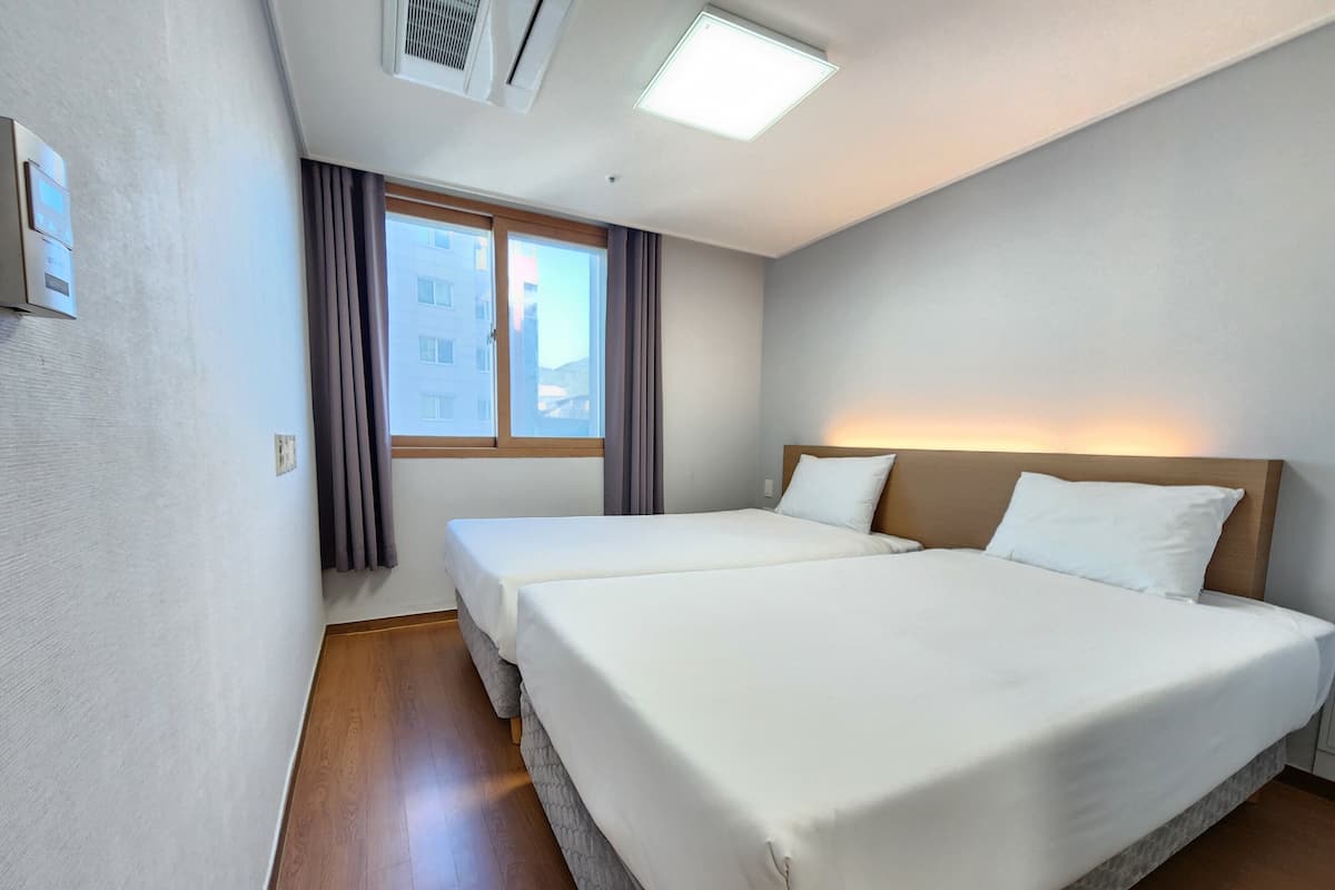Suite Business | 1 camera, una scrivania, postazione laptop, tende oscuranti