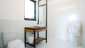 Kamar Deluks, 1 Tempat Tidur King, pemandangan gunung | Kamar mandi | Shower dan handuk