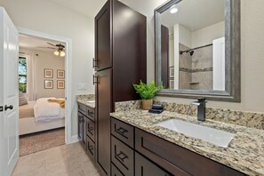 Combined shower/tub, hair dryer, towels - New `Hogan Haven` Golf Course! Lake! Pool! Gym! (Lago Vista)