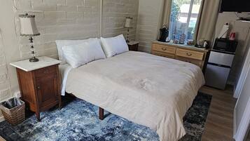 Deluxe Studio, 1 King Bed | Mountain view