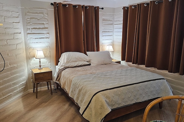Quarto solteiro luxo, 1 cama Queen, geladeira e micro-ondas, vista para a montanha | Edredons de pluma, individualmente decorados, individualmente mobiliados