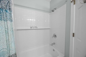 Combined shower/tub, hair dryer, towels