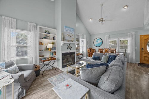 Quiet street, Minutes Walk to Beach & Rec Center -Perfect Family Beach Home!