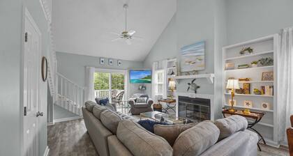 Quiet street, Minutes Walk to Beach & Rec Center -Perfect Family Beach Home!