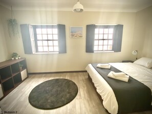 2 bedrooms, desk, iron/ironing board, WiFi - Quiet, Comfortable & Amazing Location (Óbidos)
