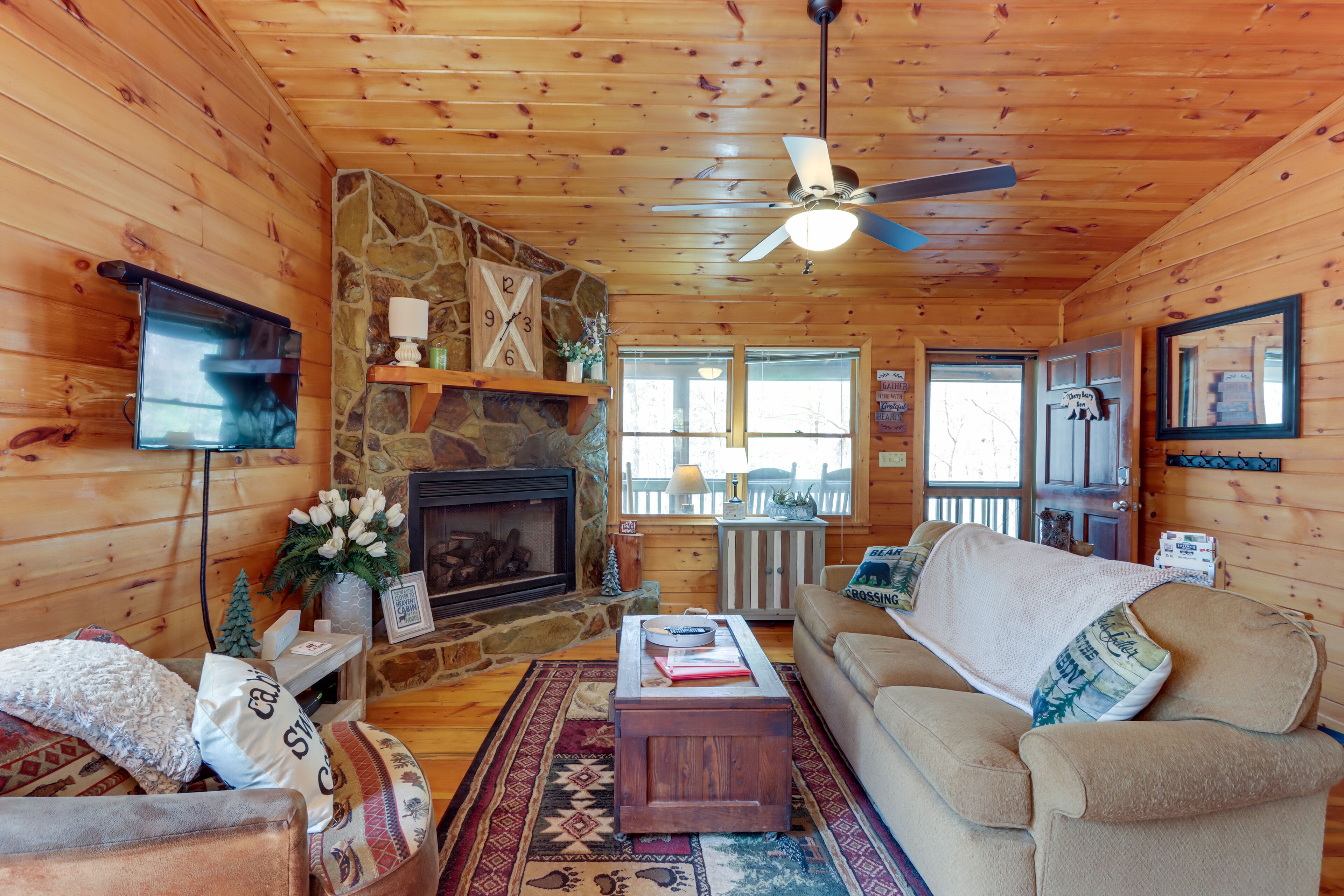 Blue Ridge Cozy Cabin in the Woods w/ Hot Tub!