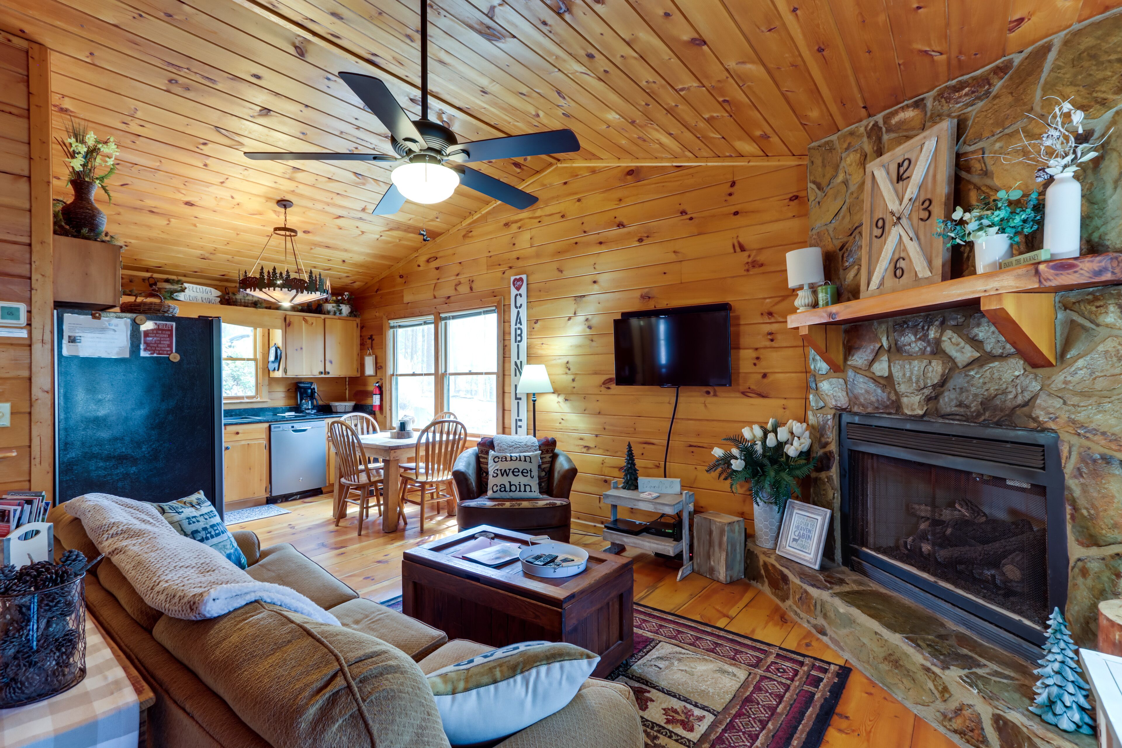 Blue Ridge Cozy Cabin in the Woods w/ Hot Tub!