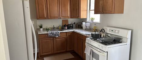 Refrigerador, microondas, horno y parrilla de estufa