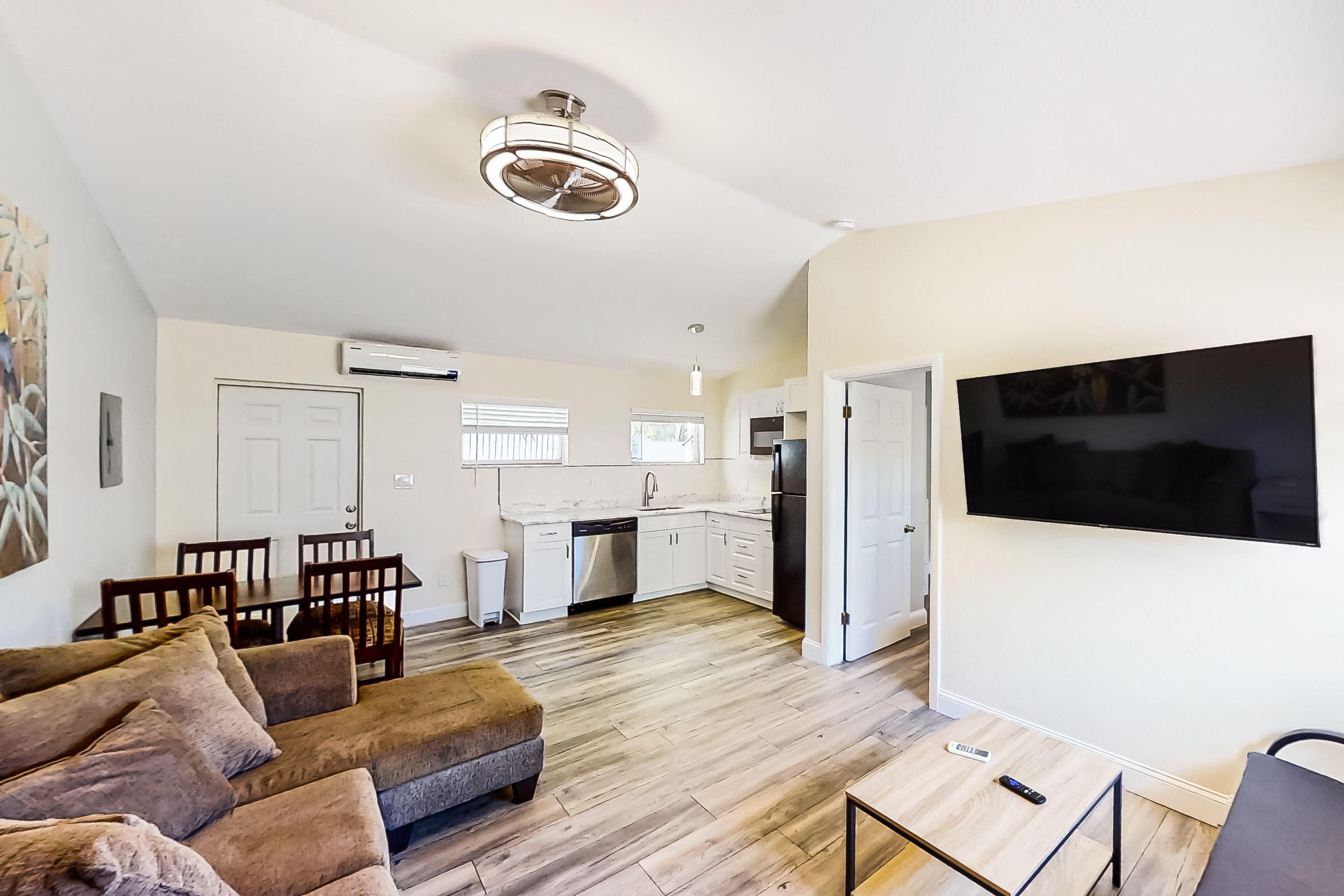 Well-equipped condo with dock, outdoor pool, washer/dryer, streaming, partial AC