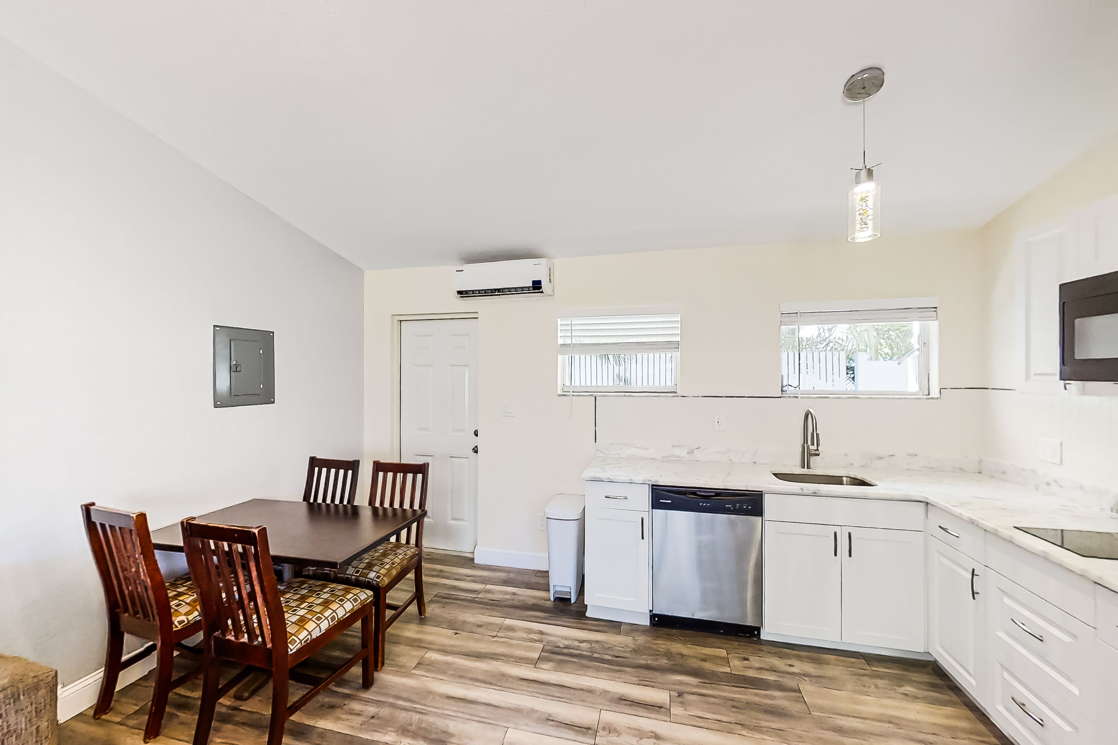 Well-equipped condo with dock, outdoor pool, washer/dryer, streaming, partial AC