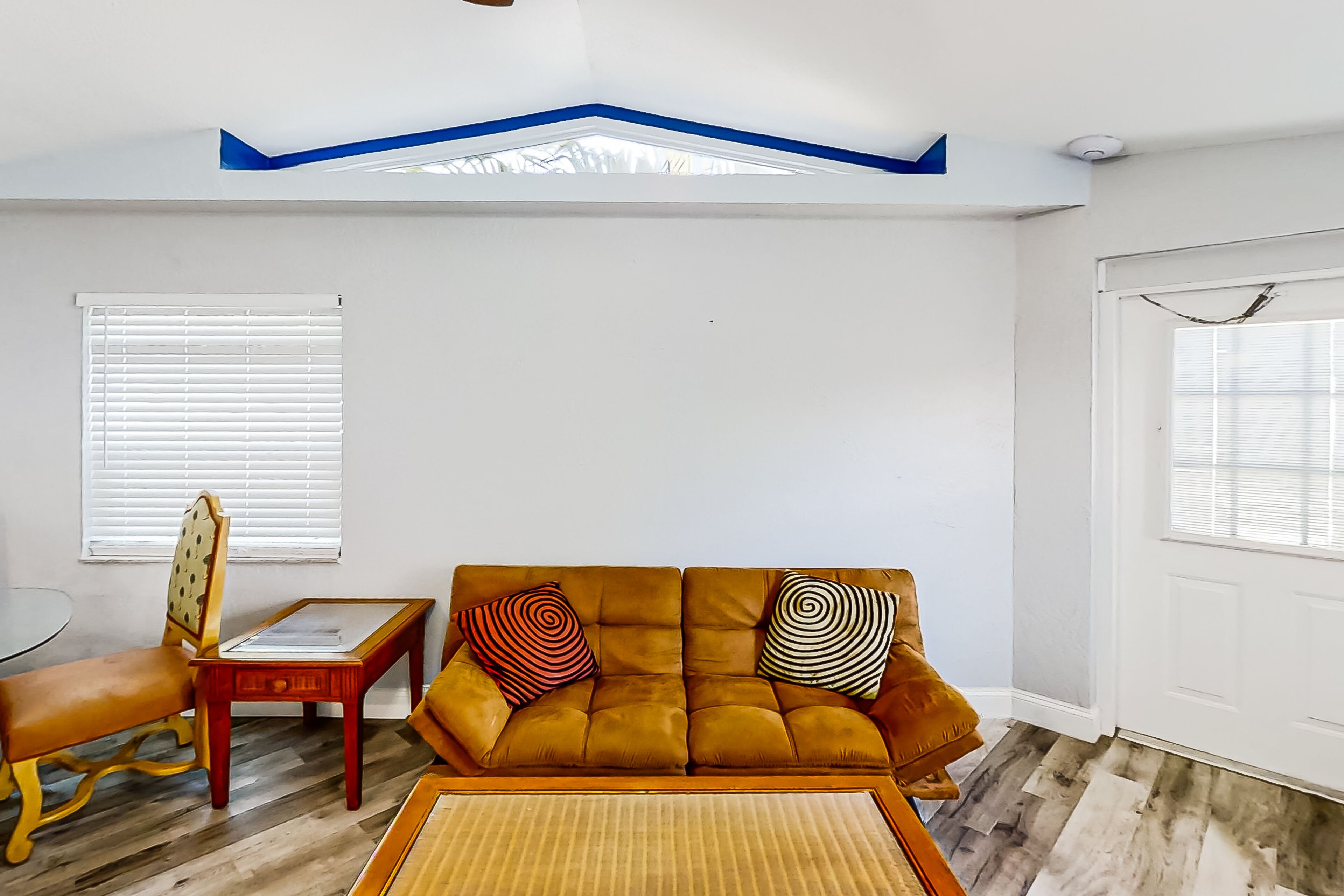 Fantastic condo with outdoor pool, dock, streaming, washer/dryer, partial AC