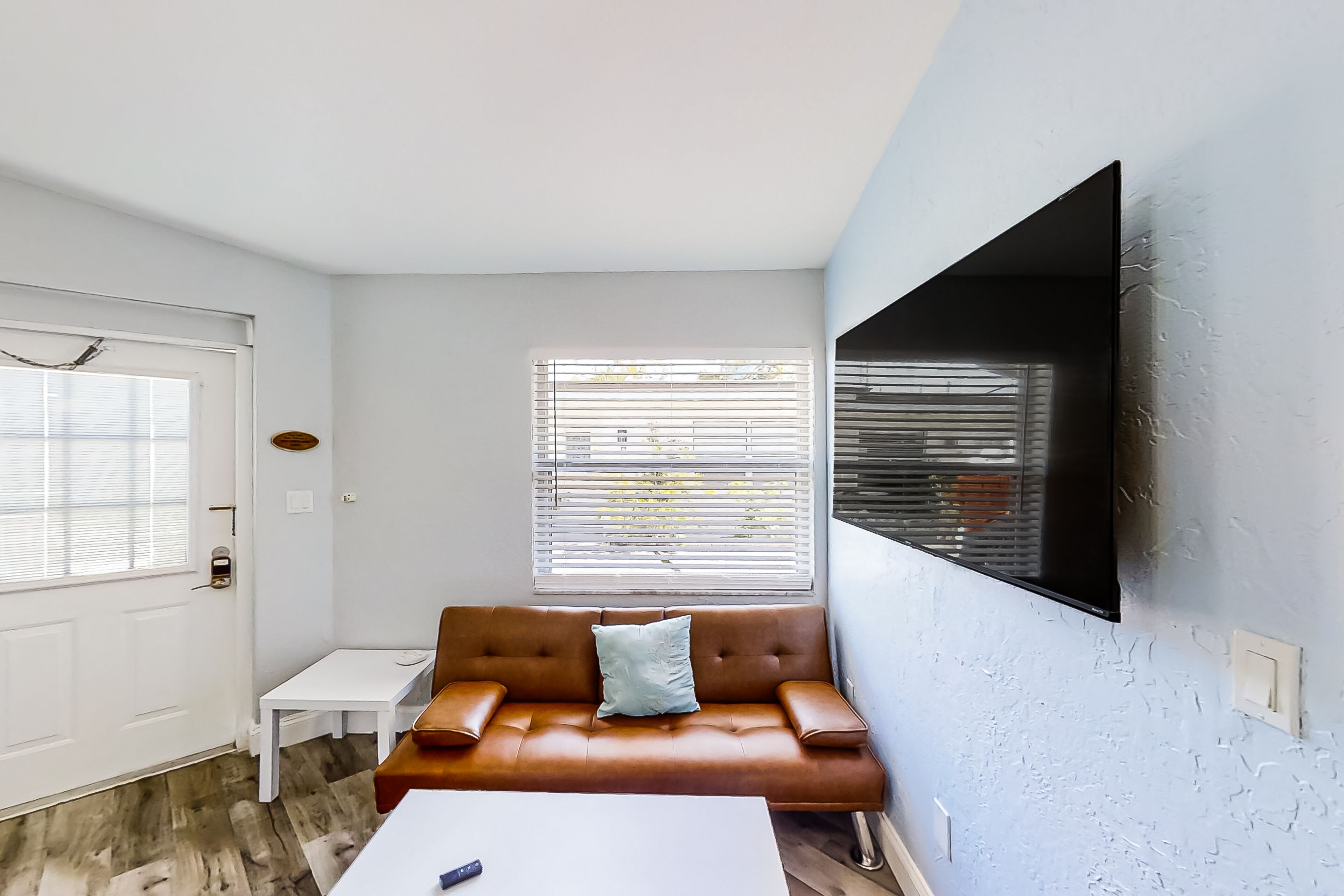 Fantastic condo with outdoor pool, dock, streaming, washer/dryer, partial AC