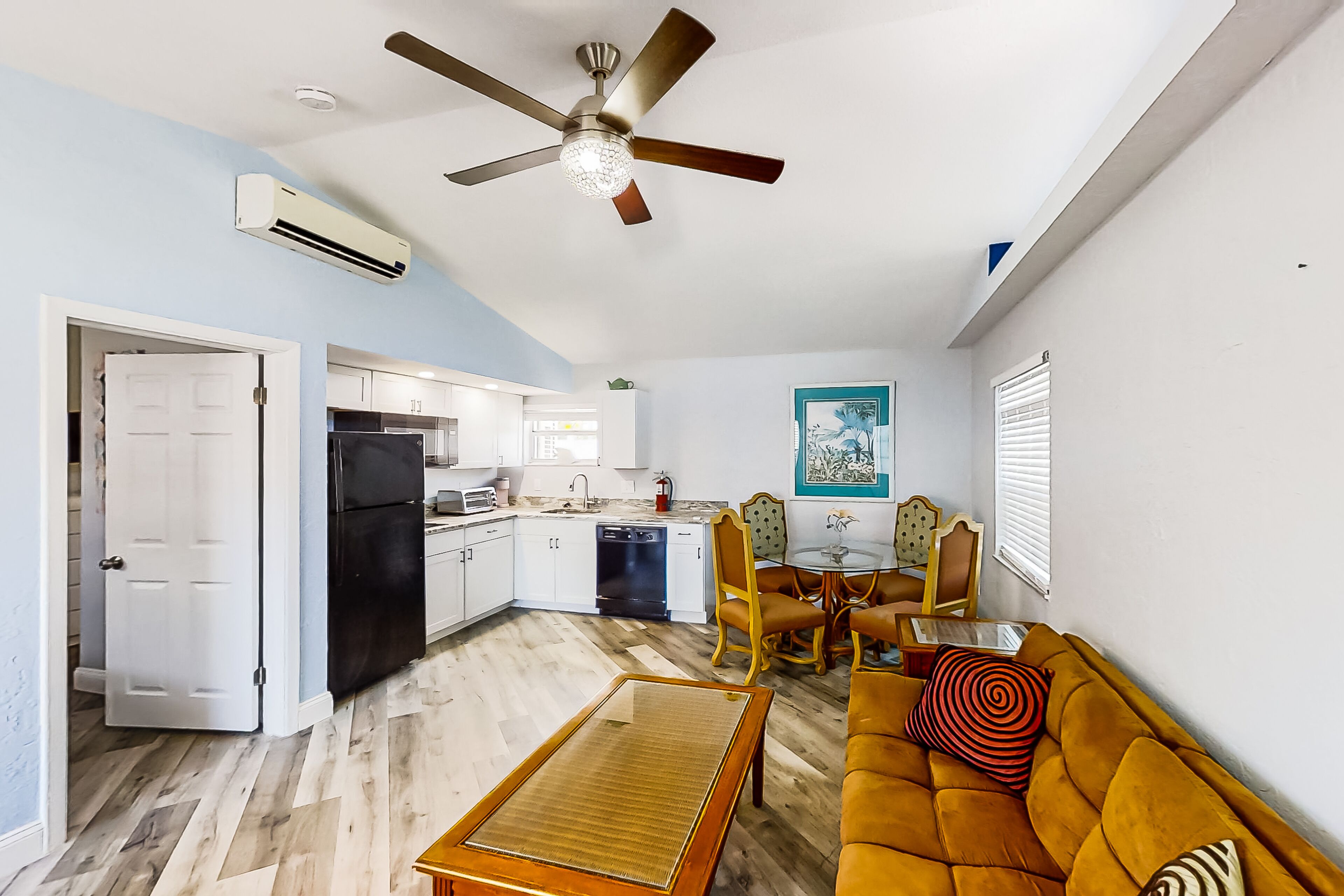 Fantastic condo with outdoor pool, dock, streaming, washer/dryer, partial AC