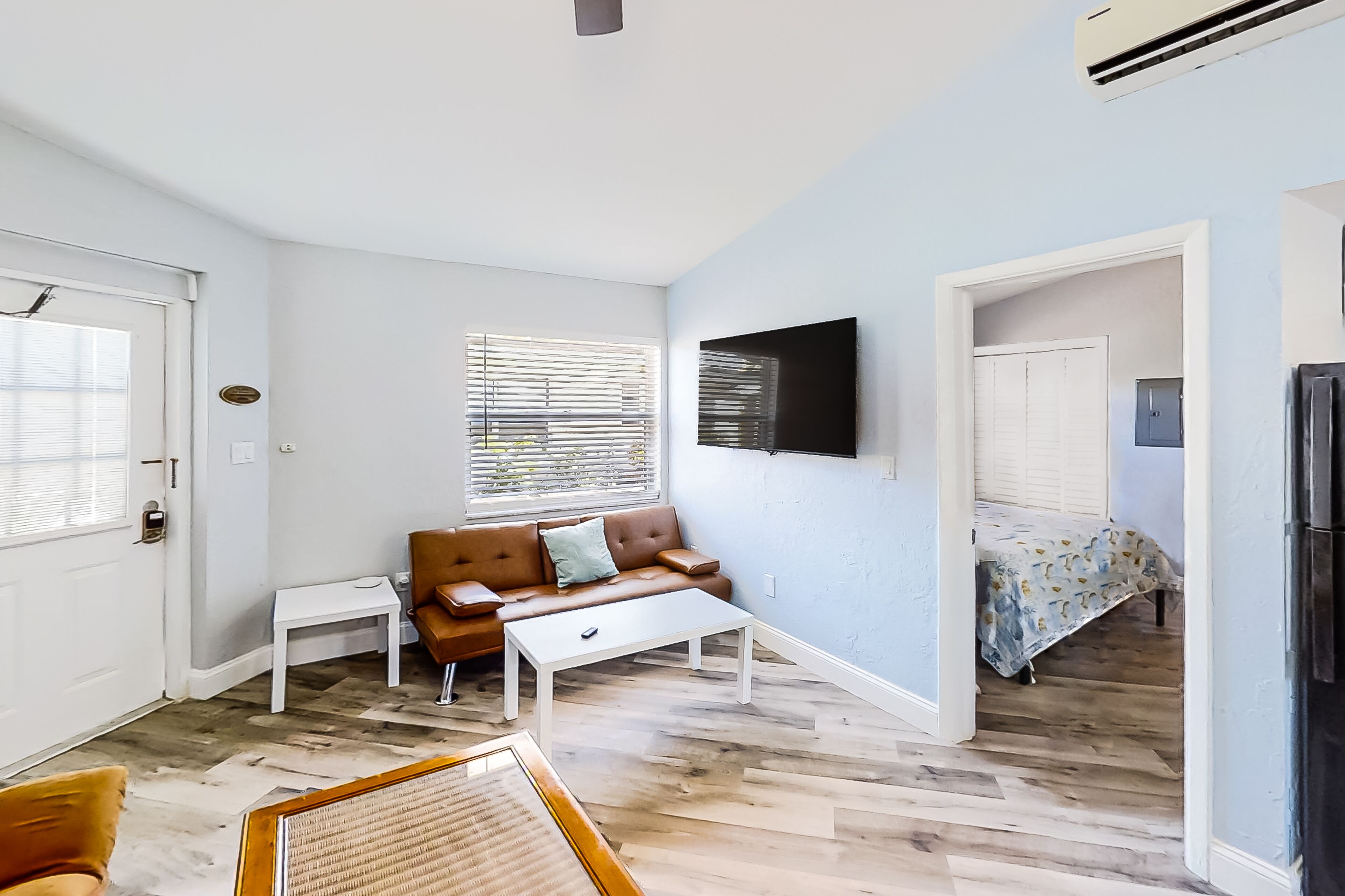 Fantastic condo with outdoor pool, dock, streaming, washer/dryer, partial AC