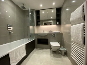 Hair dryer, towels, soap, shampoo - Club White London Bridge One Bedroom Apartment (entire Flat in central London) (London)