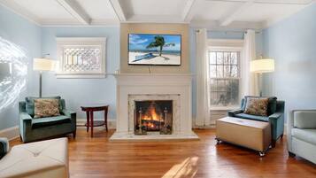 Fernseher, Kamin, Videospiele, Netflix