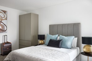 Familienapartment, 2 Schlafzimmer (Accessible) | Zimmersafe, laptopgeeigneter Arbeitsplatz, Verdunkelungsvorhänge